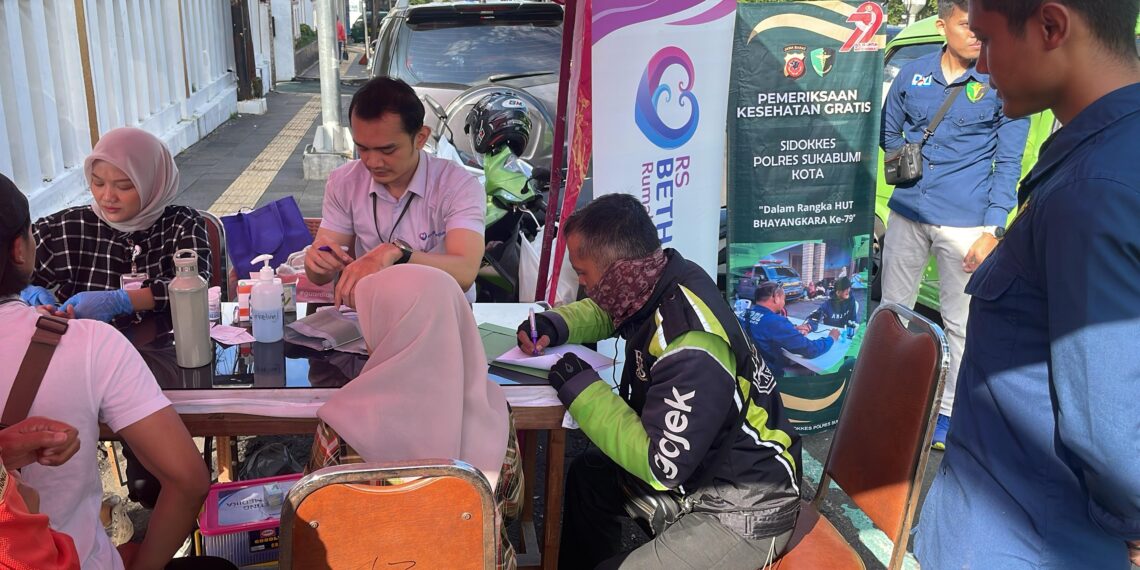 PEMERIKSAAN: Polres Sukabumi Kota bekerja sama dengan Rumah Sakit Betha Medika menggelar kegiatan sosial berupa pemeriksaan kesehatan gratis bagi masyarakat