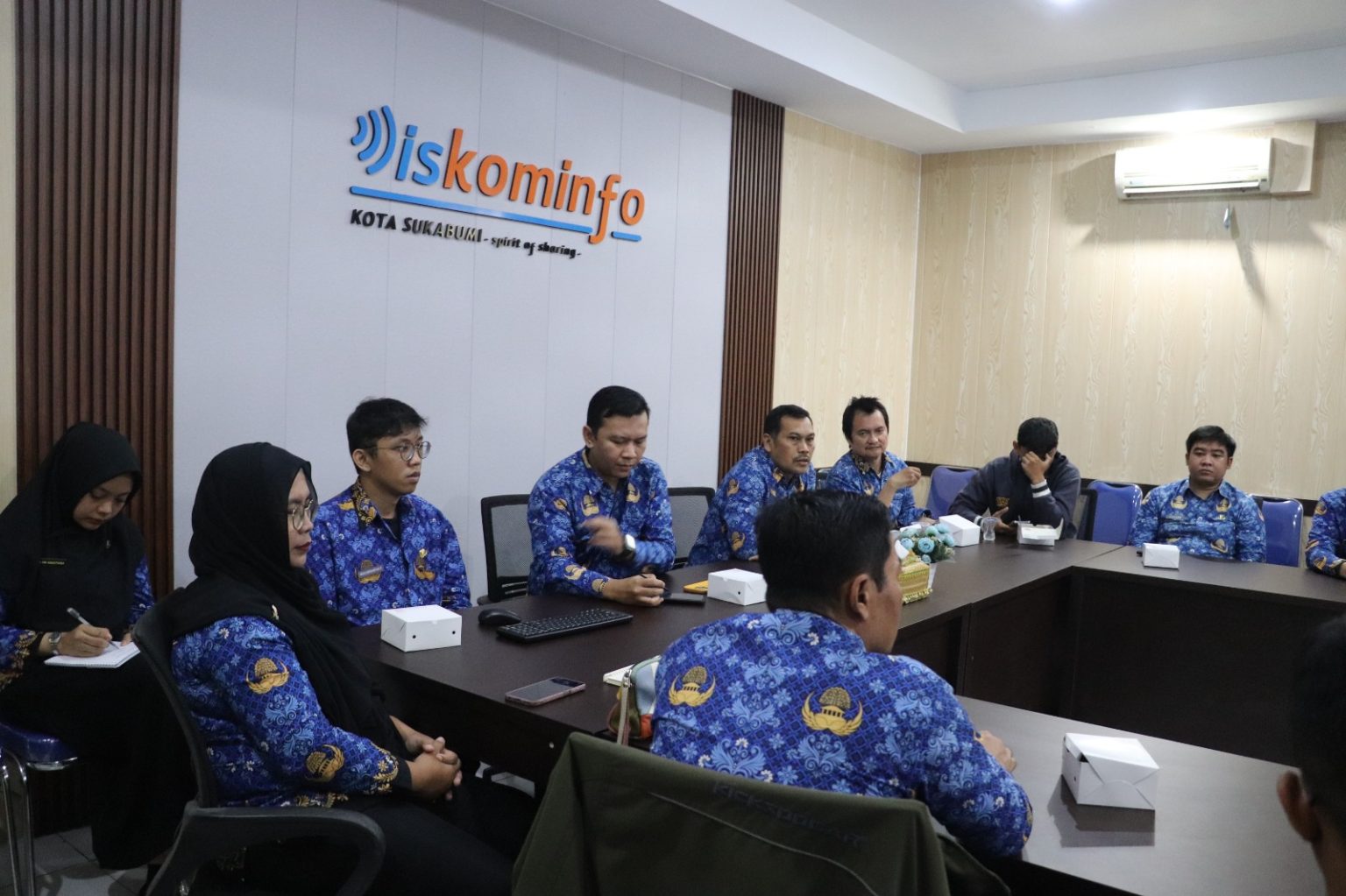 RAKOR: Diskominfo Kota Sukabumi menggelar rapat koordinasi Pengembangan website kecamatan di ruang pertemuan Kantor Diskominfo Kota Sukabumi, Selasa (17/6).