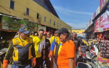 DIBERSIHKAN : Bupati Sukabumi, Asep Japar didampingi Kadisdagin Kabupaten Sukabumi, Dani Tarsoni saat hendak membersihkan sampah di pasar Cisaat.