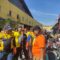DIBERSIHKAN : Bupati Sukabumi, Asep Japar didampingi Kadisdagin Kabupaten Sukabumi, Dani Tarsoni saat hendak membersihkan sampah di pasar Cisaat.