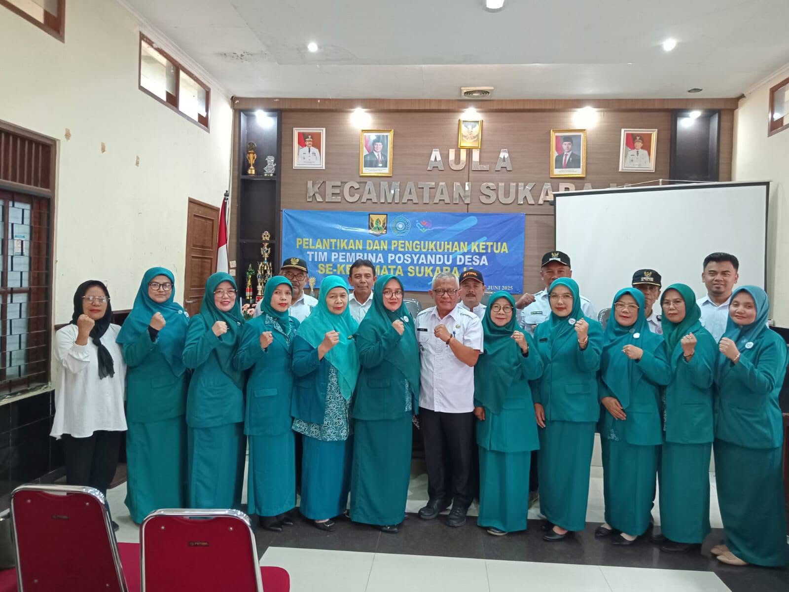 SAMBUTAN : Camat Sukaraja, Arid Ahmad Ridwan, saat memberikan sambutan pada pelantikan dan pengukuhan Ketua Tim Pembina Posyandu Desa se-Kecamatan Sukaraja, pada Rabu (18/06).