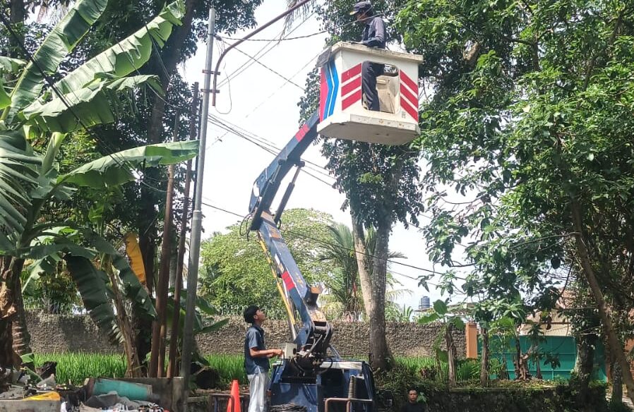 PEMELIHARAAN: Sejumlah petugas Dishub Kota Sukabumi saat melakukan pemeliharaan PJU di wilayah kerjanya, belum lama ini.