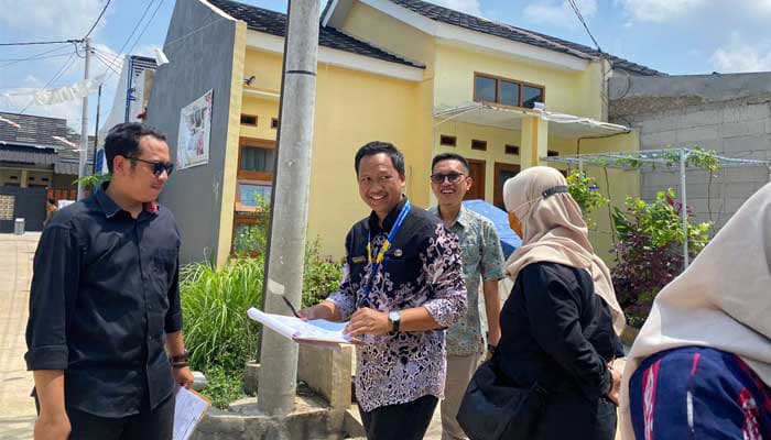 PENINJAUAN: Sejumlah petugas DPUTR Kota Sukabumi saat melakukan peninjauan perumahan di wilayah kerjanya, belum lama ini.