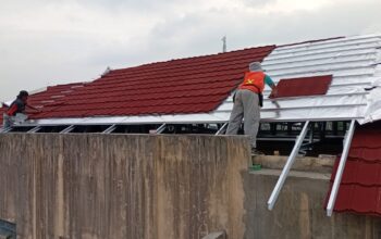 PEMBANGUNAN: Proses pembangunan atap Kantor Kelurahan Nanggeleng, Kecamatan Citamiang, Rabu (18/6).