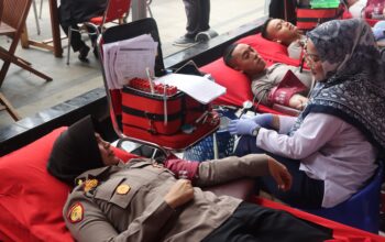 DONOR DARAH: Personel Polres Sukabumi Kota saat mengikuti aksi donor darah di Mapolres, Rabu (18/6).