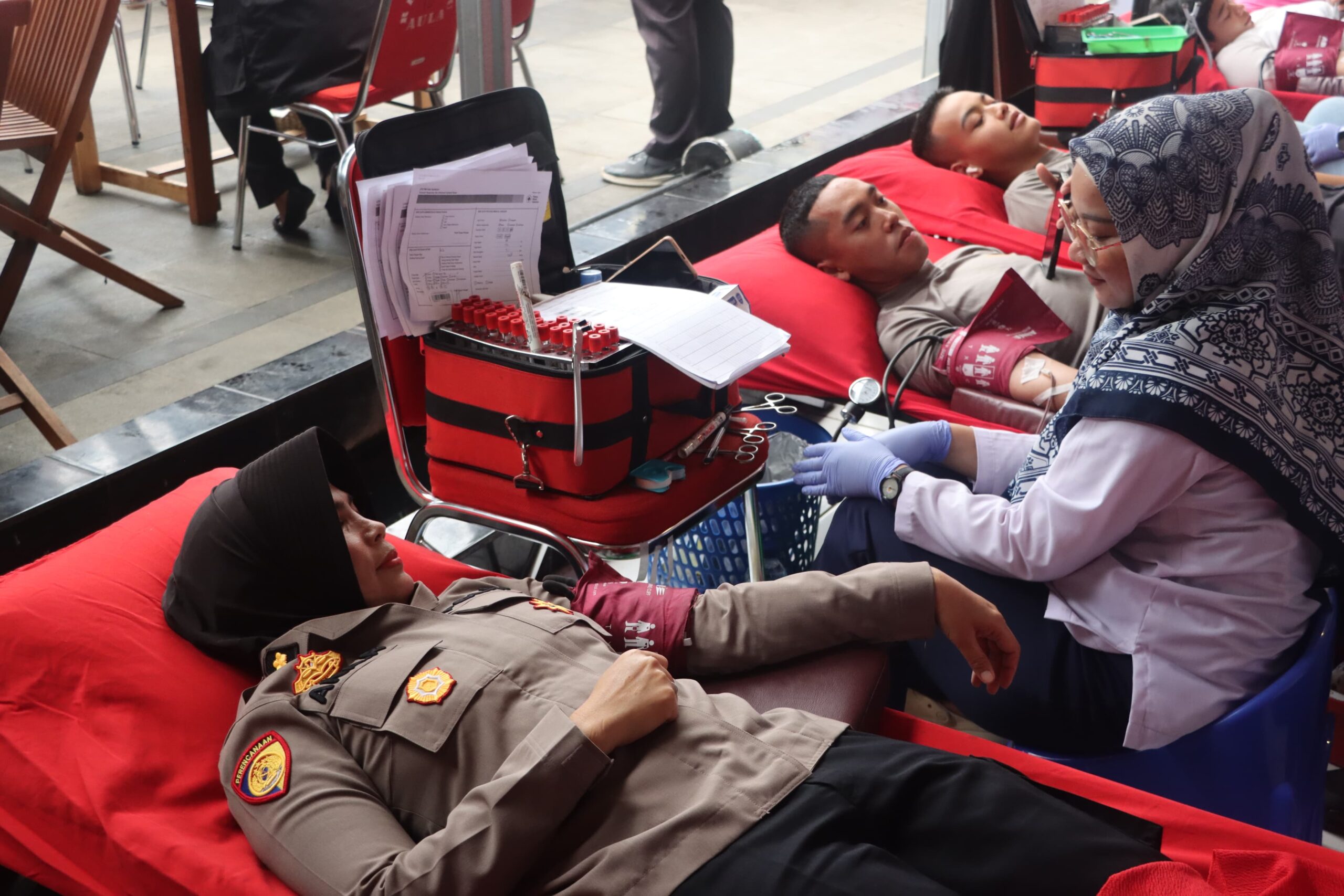 DONOR DARAH: Personel Polres Sukabumi Kota saat mengikuti aksi donor darah di Mapolres, Rabu (18/6).