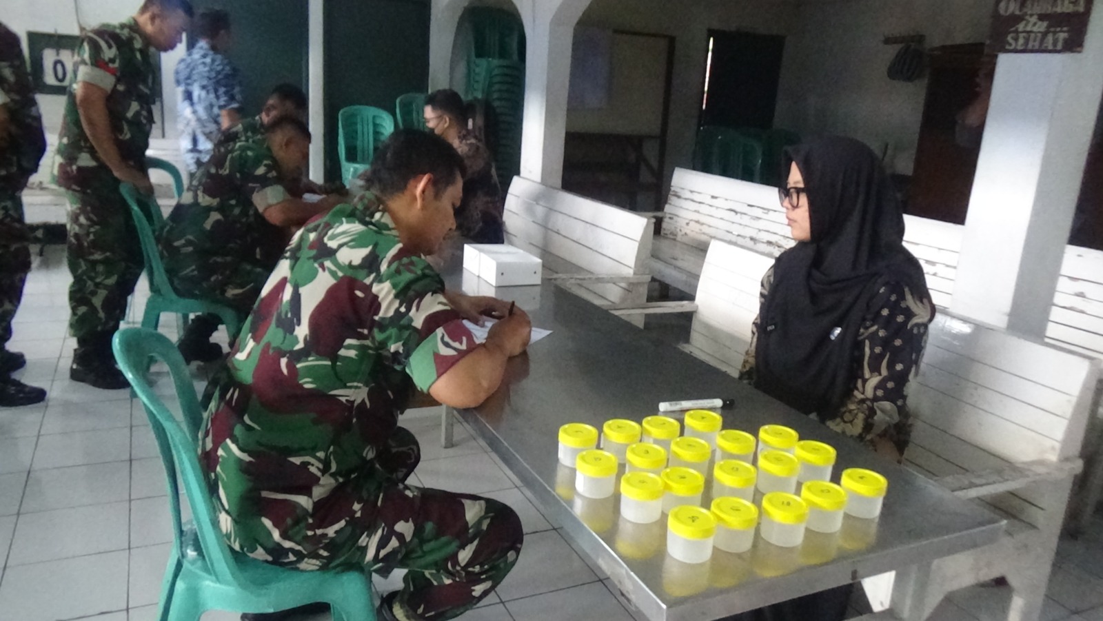 MENYIMAK : Prajurit Kodim 0607/Kabupaten Sukabumi, saat mengikuti P4GN di GOR Makodim 0607/Kota Sukabumi, Jalan RA. Kosasih, Kecamatan Sukaraja, Kabupaten Sukabumi pada Kamis (19/06).(FOTO : UNTUK RADAR SUKABUMI)