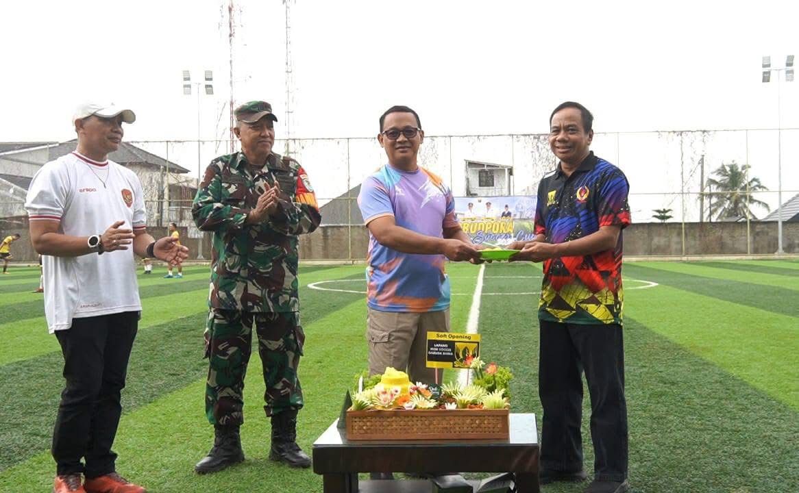 DIRESMIKAN : Asda II Bidang Ekonomi dan Pembangunan Kabupaten Sukabumi, Puji Widodo, saat meresmikan Lapang Mini Soccer Garuda Bhwa di Kecamatan Cisaat, Kabupaten Sukabumi pada Kamis (19/06).(FOTO : UNTUK RADAR SUKABUMI)