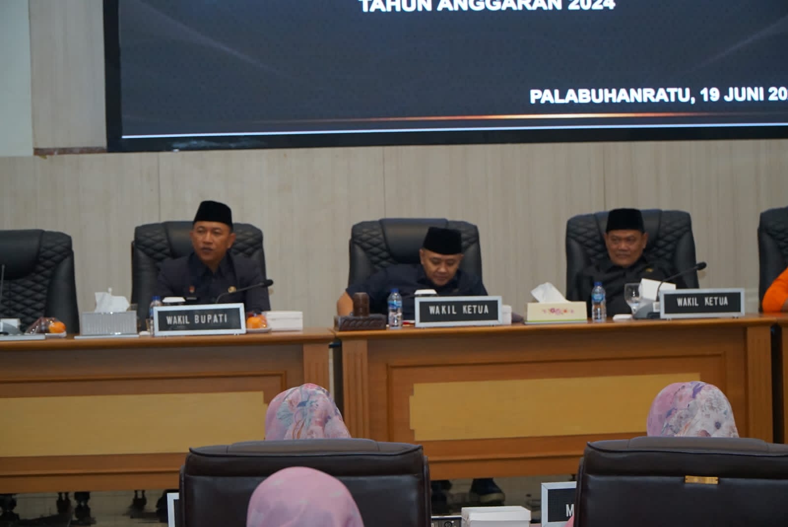 Suasana rapat paripurna DPRD bersama Pemerintah Kabupaten Sukabumi. (FOTO: Nandi/Radar Sukabumi)