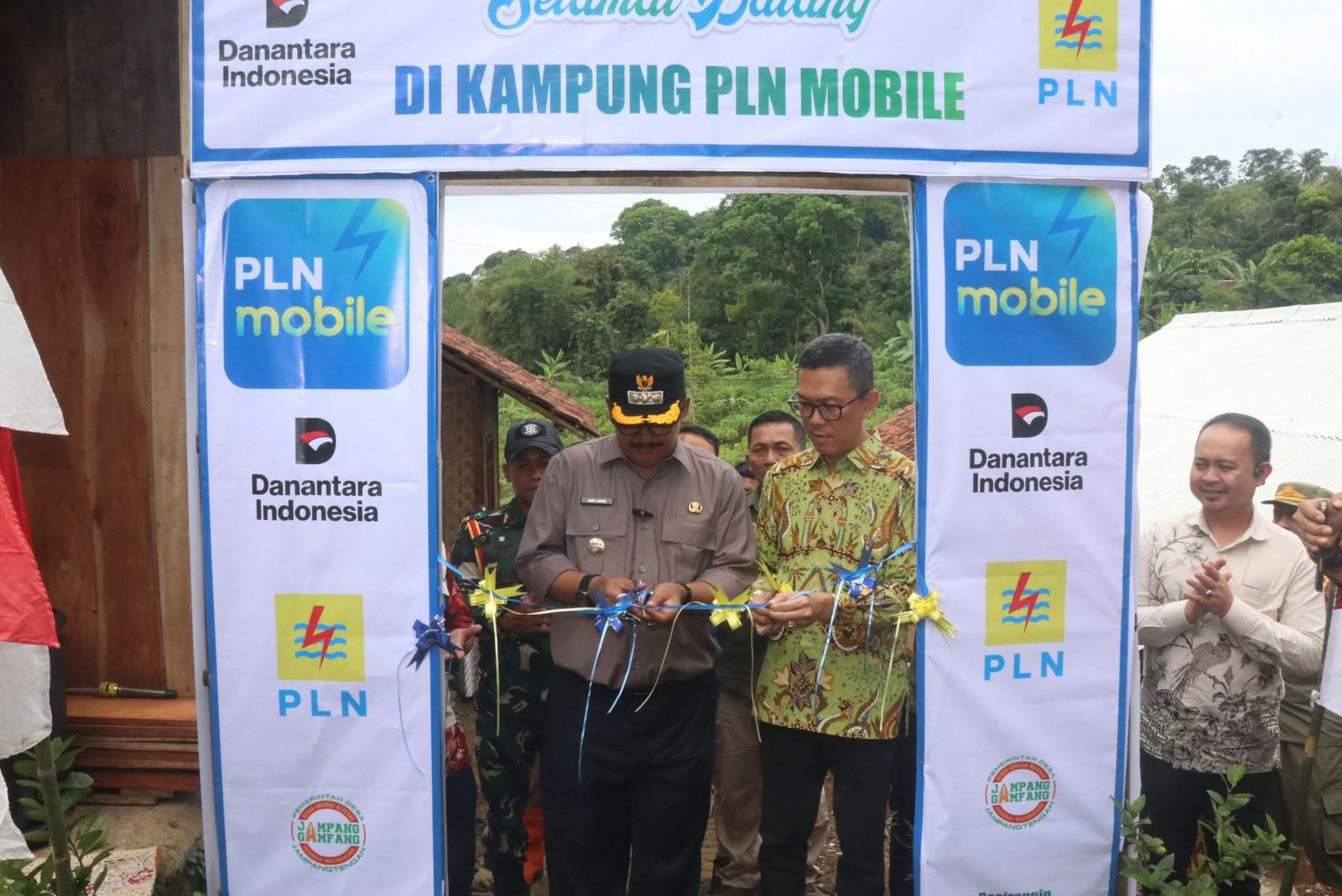 PEDULI: Bupati Sukabumi, Asep Japar, saat meninjau hunian tetap (huntap) untuk korban bencana di Kampung Naringgul, Desa/Kecamatan Jampangtengah, Kabupaten Sukabumi.