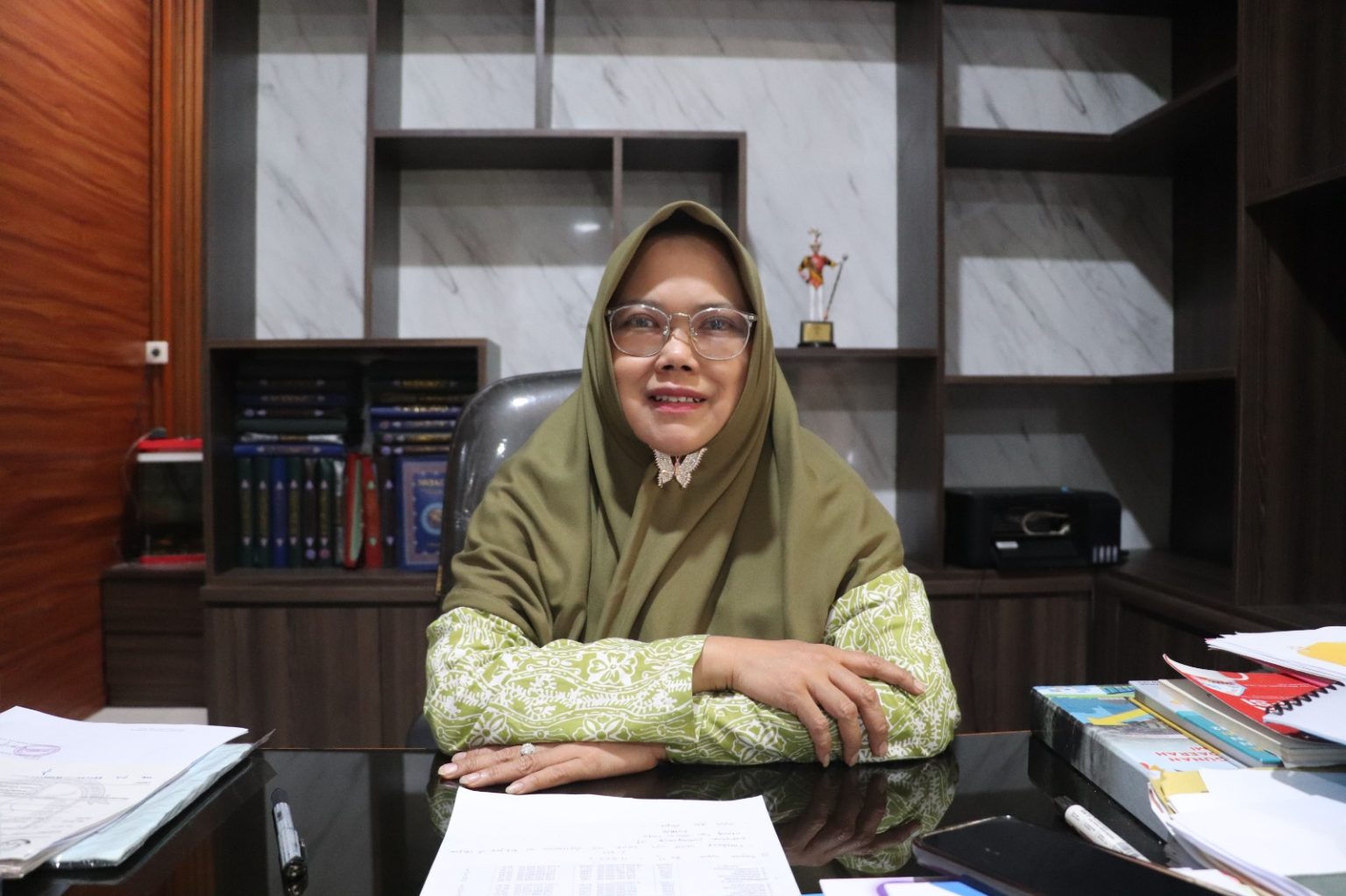 DIWAWANCARA: Camat Warudoyong, Sandra Teguh Utama, saat diwawancarai di ruang kerjanya, Kamis (19/6).