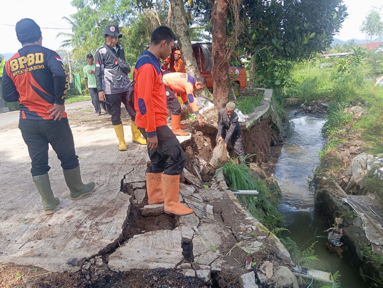 PENANGANAN: Sejumlah personel BPBD Kota Sukabumi saat menangani bencana alam di wilayah kerjanya, belum lama ini. FT: Dok/Radar Sukabumi