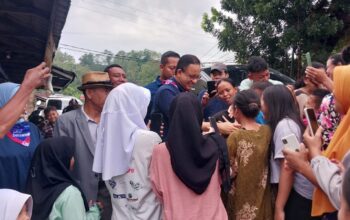 SUASANA: Anies Baswedan saat mengunjungi warga di Kampung Bantargadung Girang, Desa Bantargadung, Kecamatan Bantargadung, Kabupaten Sukabumi, Kamis (19/6/2025).(FOTO: Nandi/Radar Sukabumi)