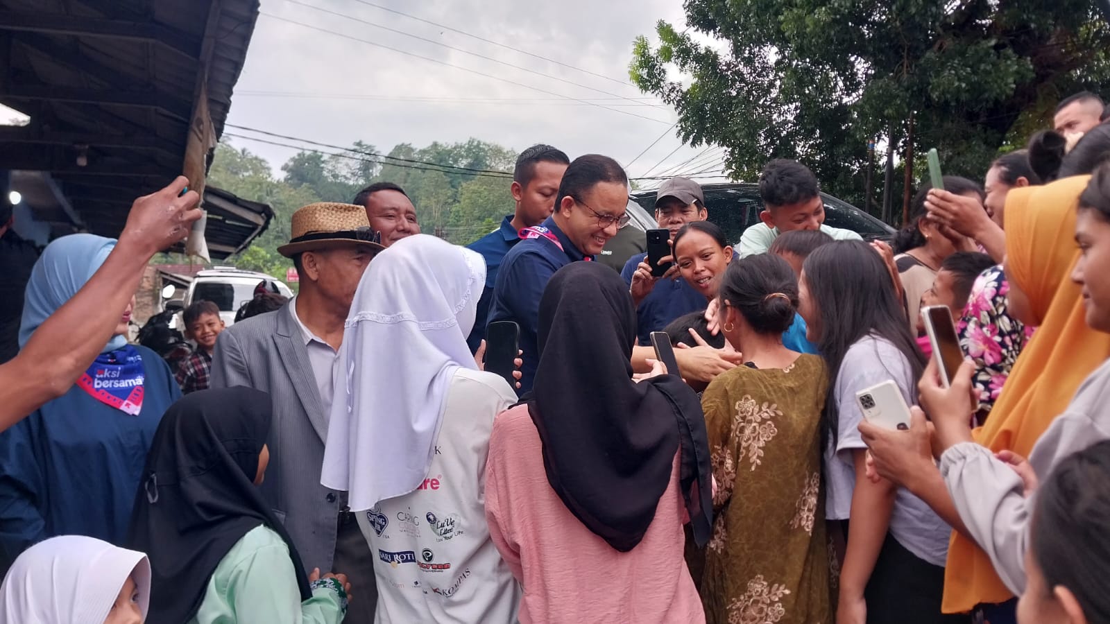SUASANA: Anies Baswedan saat mengunjungi warga di Kampung Bantargadung Girang, Desa Bantargadung, Kecamatan Bantargadung, Kabupaten Sukabumi, Kamis (19/6/2025).(FOTO: Nandi/Radar Sukabumi)