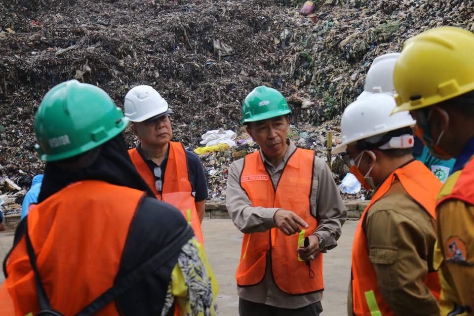 DITINJAU: Sekda Kabupaten Sukabumi, Ade Suryaman, saat mendampingi Kementerian LHK melakukan peninjauan TPA RDF Cimenteng, Desa Sukamulya, Kecamatan Cikembar, Kamis (19/6).(FT: Dok/Radar Sukabumi)