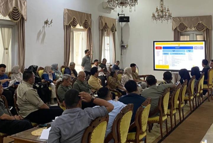 SUASANA: Rapat pembahasan Raperda RPJMD Kabupaten Sukabumi Tahun 2025–2029 di Pendopo Sukabumi.(FOTO: Nandi/Radar Sukabumi)