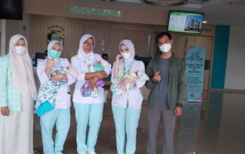 GEMBIRA : Tim medis Rumah Sakti Umum Hermina Sukabumi saat menggendong 3 bayi kembar dari pasutri asal warga Kampung Cikadu RT 02/RW 09, Desa Sukalarang, Kecamatan Sukalarang, Kabupaten Sukabumi.