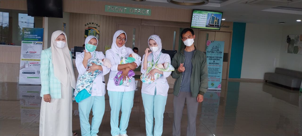 GEMBIRA : Tim medis Rumah Sakti Umum Hermina Sukabumi saat menggendong 3 bayi kembar dari pasutri asal warga Kampung Cikadu RT 02/RW 09, Desa Sukalarang, Kecamatan Sukalarang, Kabupaten Sukabumi.