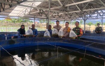 KOMPAK: Kepala UPTD Balai Benih Ikan Dinas Perikanan Kabupaten Sukabumi, Iin Lidinilah, bersama Kepala Desa Kebonpedes, Dadan Apriandani, serta Babinsa dan Bhabinkamtibmas, saat hendak menebar benih ikan nila di kolam bioflok Balesawala, Desa Kebonpedes.(FOTO: DENDI/RADAR SUKABUMI)