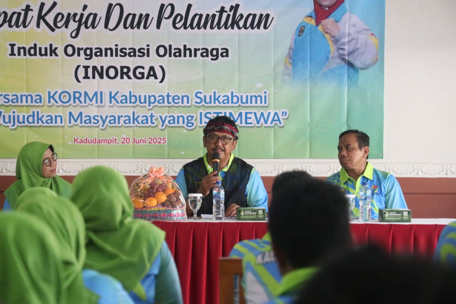 SAMBUTAN : Bupati Sukabumi, Asep Japar, saat memberikan sambutan pada Rapat Kerja KORMI Kabupaten Sukabumi di Saung Geulis, Kecamatan Cisaat, pada Jumat (20/06).