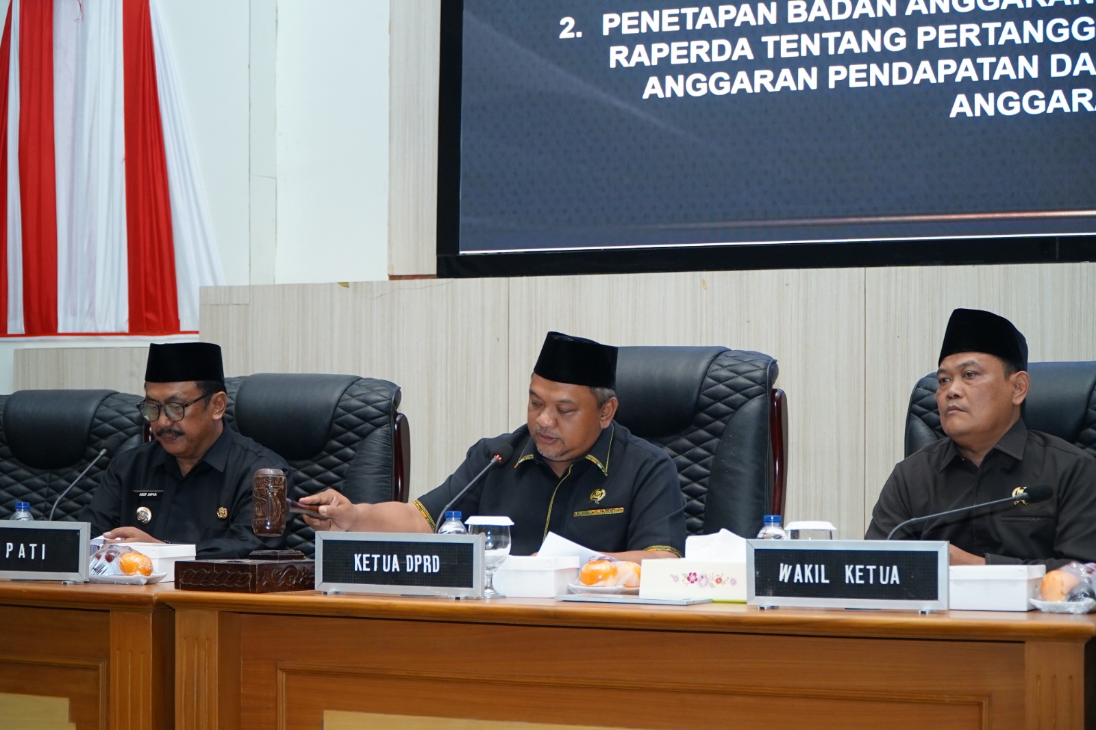 Bupati Asep Japar saat menghadiri rapat paripurna DPRD Kabupaten Sukabumi.