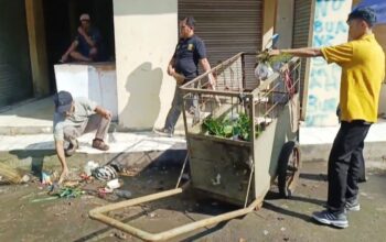 DIBERSIHKAN : Sejumlah petugas saat melakukan aksi bersih-bersih di wilayah Pasar Parungkuda, Kabupaten Sukabumi.