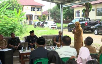 SAMBUTAN : Sekretaris DPPKB Kabupaten Sukabumi, Tia Fatimah saat memberikan sambutan pada peringatan Harganas ke-32 Tahun 2025 di UPTD Dalduk KB Wilayah Palabuhanratu, pada Senin (23/06)..