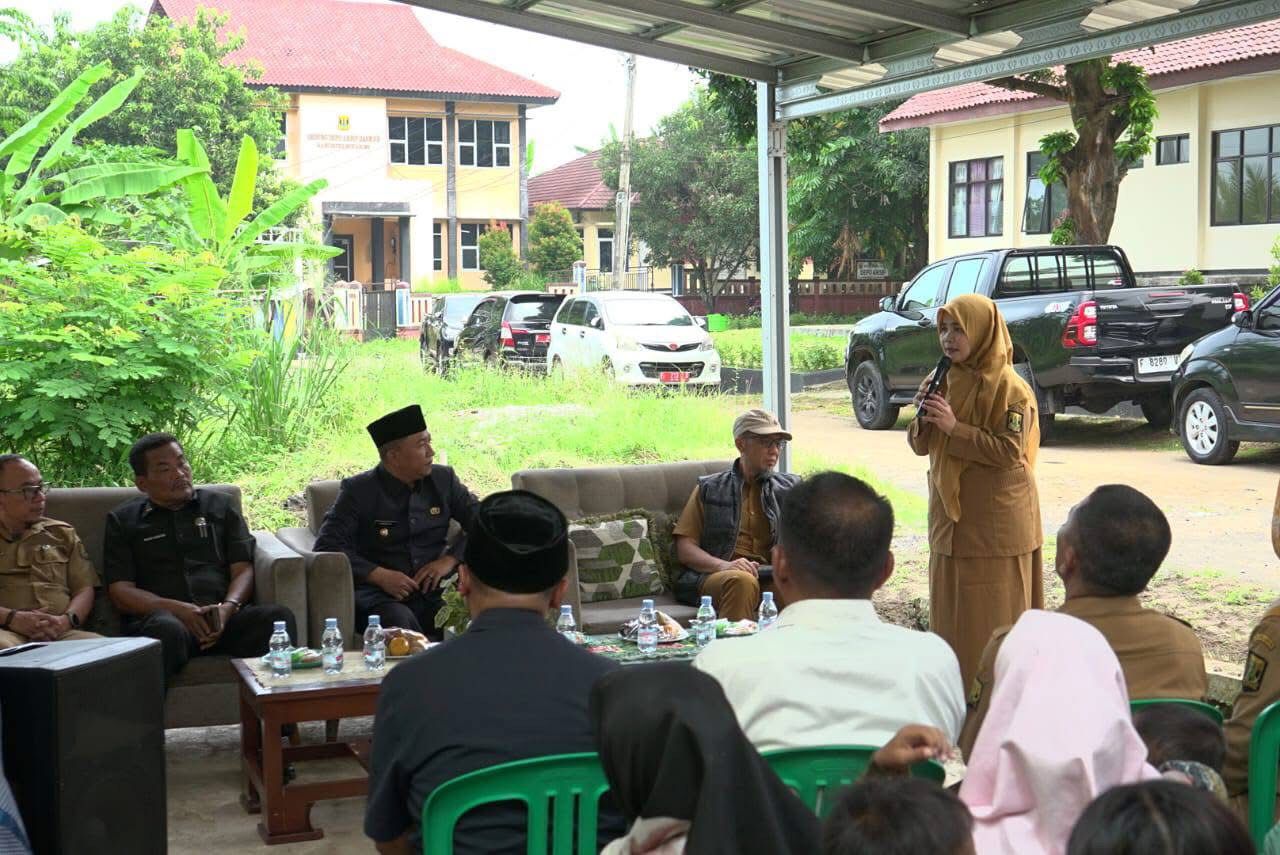 SAMBUTAN : Sekretaris DPPKB Kabupaten Sukabumi, Tia Fatimah saat memberikan sambutan pada peringatan Harganas ke-32 Tahun 2025 di UPTD Dalduk KB Wilayah Palabuhanratu, pada Senin (23/06)..