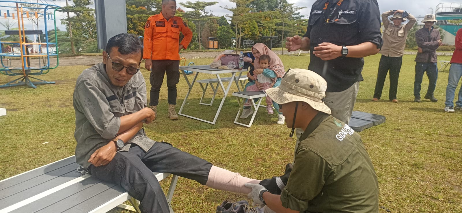 DIEDUKASI : Petugas BPBD Kabupaten Sukabumi, saat sosialisasi dan simulasi kesiapsiagaan bencana di kawasan wisata Goalpara Tea Park, Desa Cisarua, Kecamatan Sukaraja, Kabupaten Sukabumi.