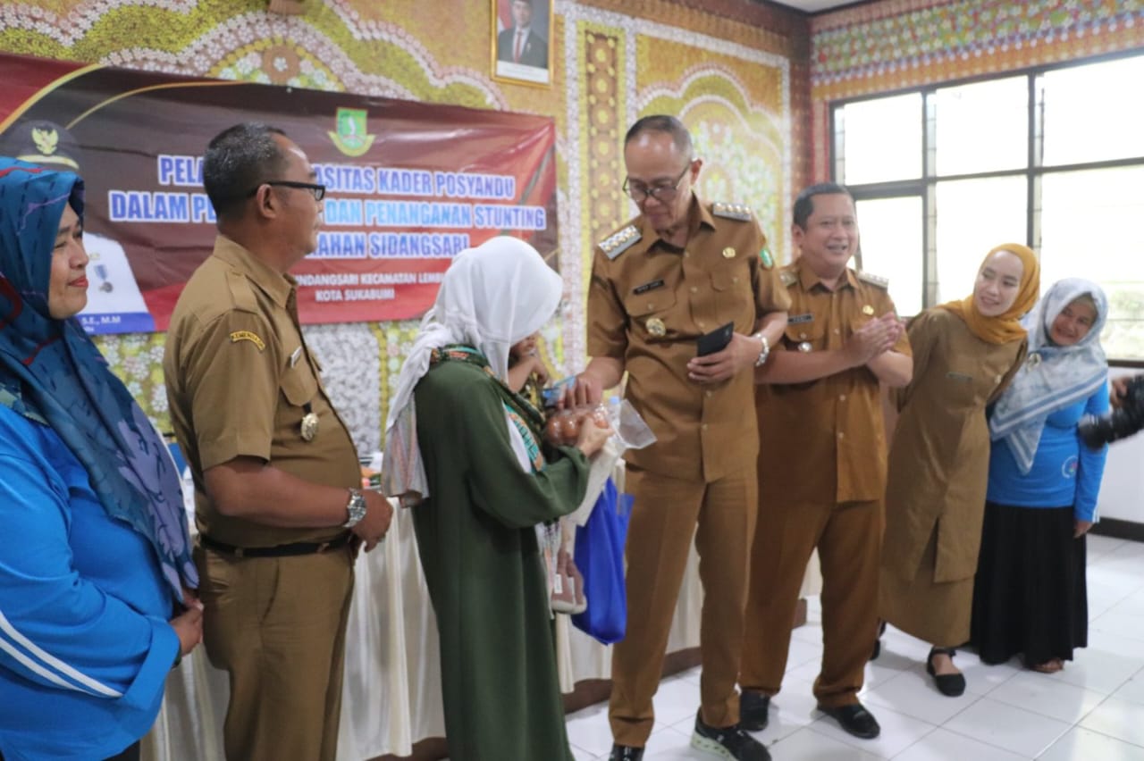 PELATIHAN: Sebanyak 30 kader Posyandu di Kelurahan Sindangsari, Kecamatan Lembursitu, Kota Sukabumi, mengikuti pelatihan peningkatan kapasitas dalam pencegahan dan penanganan stunting, Senin (23/6).