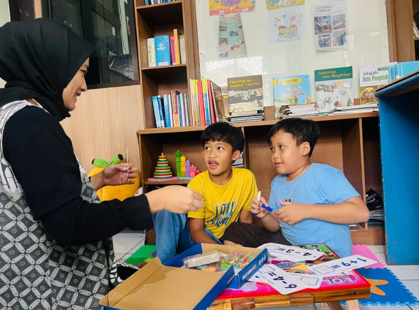 ANTUSIAS: Perpustakaan Kelurahan Tipar, Kecamatan Citamiang, Kota Sukabumi, menghadirkan konsep perpustakaan ramah anak yang dirancang khusus untuk menciptakan lingkungan belajar yang menyenangkan dan inklusif.