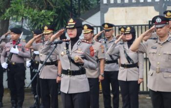 UPACARA: Polres Sukabumi Kota menggelar upacara ziarah dan tabur bunga di Taman Makam Pahlawan Suryakencana, Jalan Taman Bahagia, Kelurahan Benteng, Kecamatan Warudoyong, Kota Sukabumi, Senin (23/6/2025).