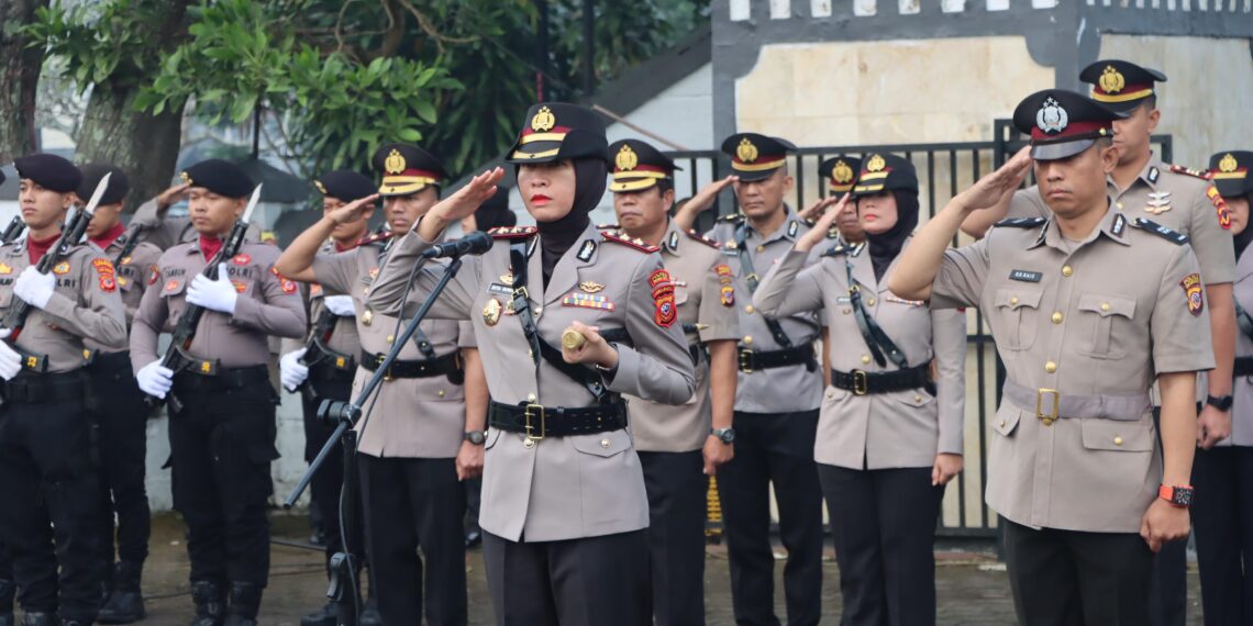 UPACARA: Polres Sukabumi Kota menggelar upacara ziarah dan tabur bunga di Taman Makam Pahlawan Suryakencana, Jalan Taman Bahagia, Kelurahan Benteng, Kecamatan Warudoyong, Kota Sukabumi, Senin (23/6/2025).