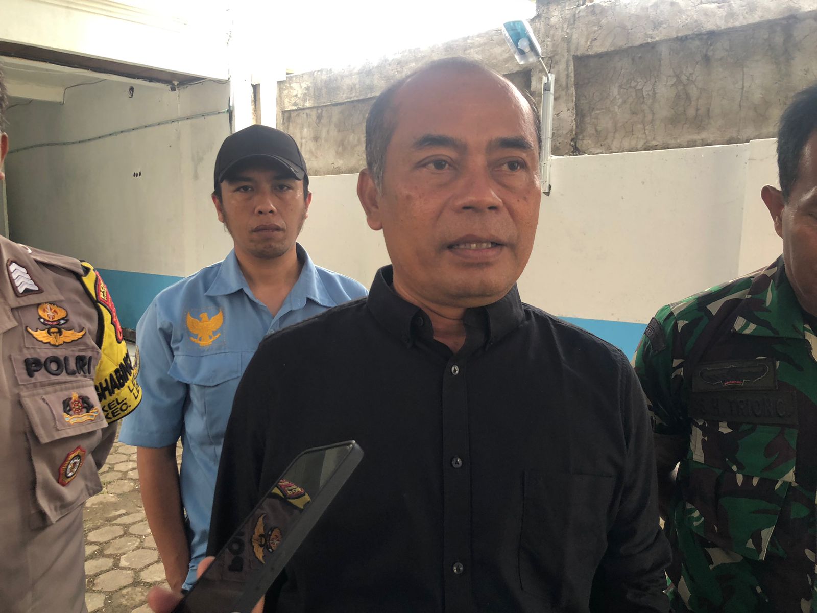 PENINJAUAN: Ses Ditjen Renhan) Kementerian Pertahanan, Brigjen TNI Rabimin, melakukan peninjauan dapur MBG di SPPG Lembursitu, Jalan Pelabuhan II, Kelurahan/Kecamatan Lembursitu, Kota Sukabumi, Senin (23/6).(Foto: BAMBANG/RADARSUKABUMI)