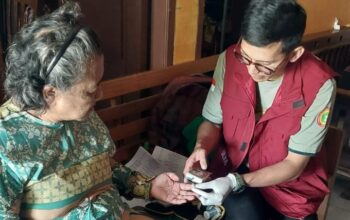 CEK KESEHATAN: PPNI Kota Sukabumi menggelar pengecekan kesehatan Lansia di RW 7 Kelurahan Dayeuhluhur, Kecamatan Warudoyong, Kota Sukabumi, belum lama ini.