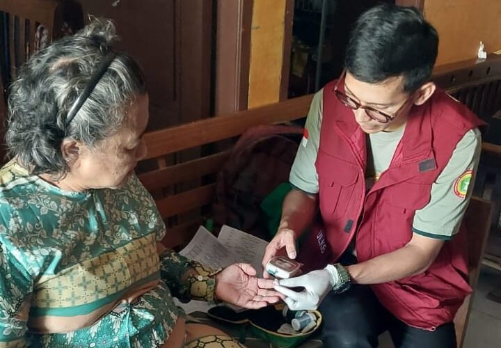 CEK KESEHATAN: PPNI Kota Sukabumi menggelar pengecekan kesehatan Lansia di RW 7 Kelurahan Dayeuhluhur, Kecamatan Warudoyong, Kota Sukabumi, belum lama ini.