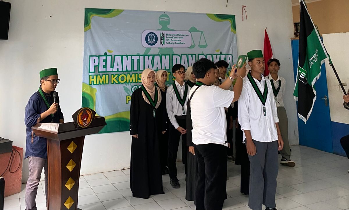 DILANTIK : Suasana pelantikan pengurus HMI Komisariat STH Pasundan untuk periode 2025–2026 di Gedung KNPI Kabupaten Sukabumi.
