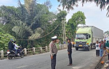 OLAH TKP: Petugas Polres Sukabumi Kota saat melakukan olah tempat kejadian perkara kecelakaan maut di Jalan Raya Sukabumi–Cianjur, tepatnya di Jembatan Ciganda, Desa/Kecamatan Sukalarang, Kabupaten Sukabumi, Senin (23/06) siang.(FOTO: UNTUK RADAR SUKABUMI)
