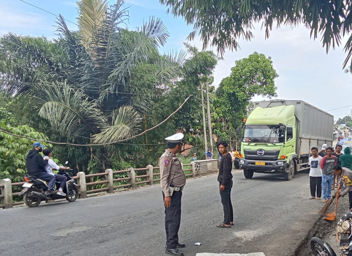 OLAH TKP: Petugas Polres Sukabumi Kota saat melakukan olah tempat kejadian perkara kecelakaan maut di Jalan Raya Sukabumi–Cianjur, tepatnya di Jembatan Ciganda, Desa/Kecamatan Sukalarang, Kabupaten Sukabumi, Senin (23/06) siang.(FOTO: UNTUK RADAR SUKABUMI)