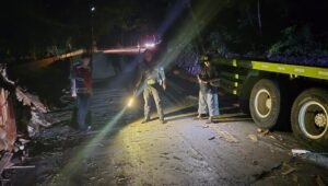 Akibat Jalan Bergelombang, Pengemudi Terios Tewas Tertimpa Truk Fuso di Padabeunghar