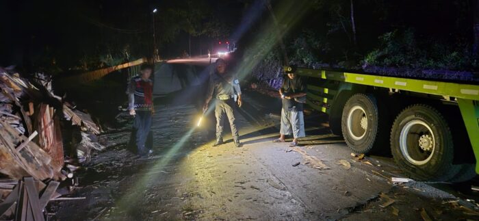 Kecelakaan tragis terjadi di ruas Jalan Raya Jampangtengah–Kiaradua, tepatnya di Kampung Padabeunghar, Desa Padabeunghar, Kecamatan Jampangtengah, Kabupaten Sukabumi, pada Senin malam (23/06).