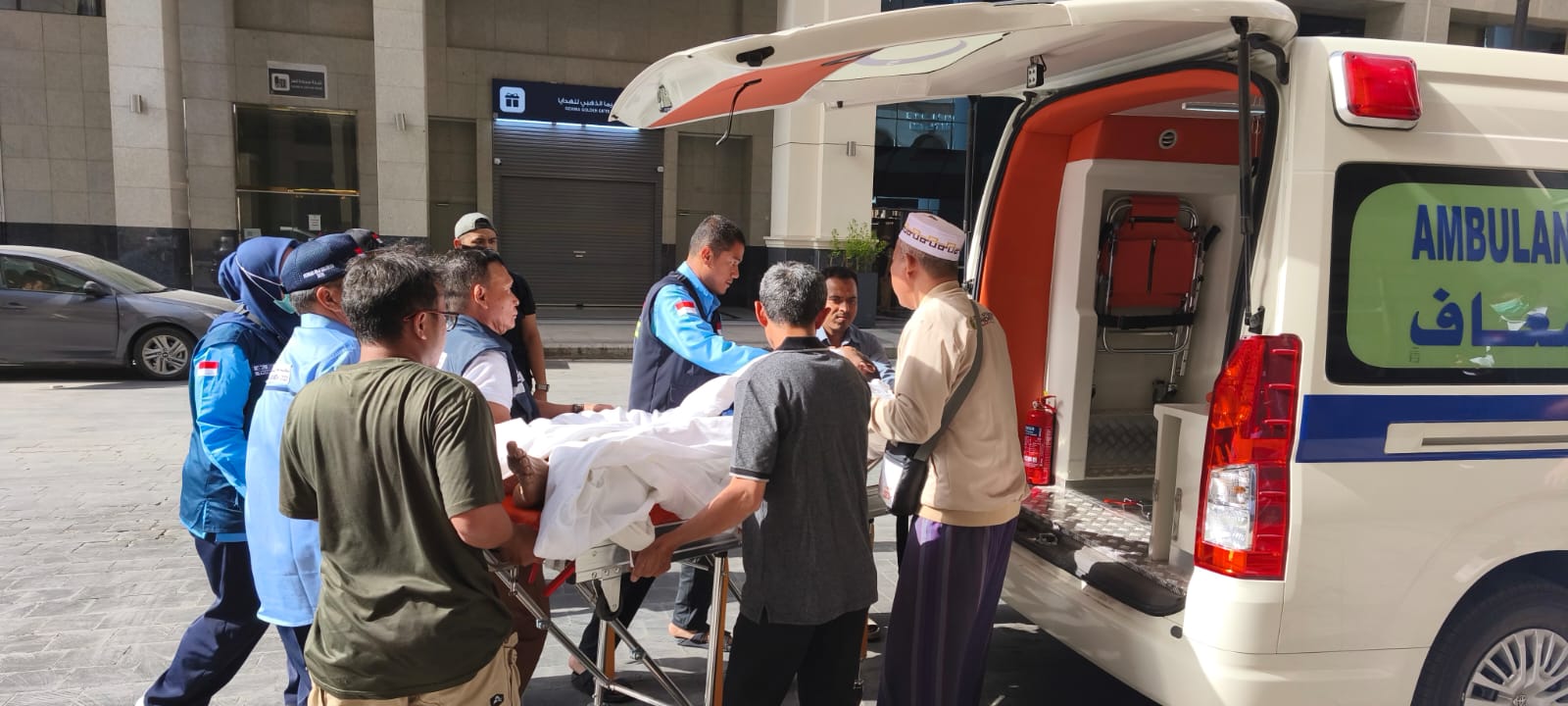 BERDUKA : Agung Dewanto (60), jemaah haji asal Kampung Cimaja Girang, RT 04/RW 03, Desa Cimaja, Kecamatan Palabuhanratu, saat hendak dievakuasi ke RS Al Haram, Madinah.(FOTO : UNTUK RADAR SUKABUMI)
