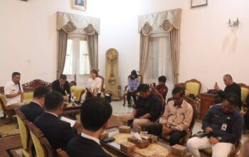 SAMBUTAN : Wakil Bupati Sukabumi, Andreas saat menerima kunjungan delegasi dari University of Gyeongnam Namhae, Korea Selatan, di Gedung Negara Pendopo Sukabumi, tepatnya di ruas Jalan Raya Ahmad Yani, Kecamatan Warudoyong, Kota Sukabumi pada Selasa (24/06).(FOTO : UNTUK RADAR SUKABUMI)