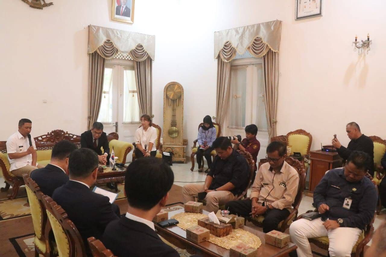 SAMBUTAN : Wakil Bupati Sukabumi, Andreas saat menerima kunjungan delegasi dari University of Gyeongnam Namhae, Korea Selatan, di Gedung Negara Pendopo Sukabumi, tepatnya di ruas Jalan Raya Ahmad Yani, Kecamatan Warudoyong, Kota Sukabumi pada Selasa (24/06).(FOTO : UNTUK RADAR SUKABUMI)