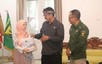 PEDULI : Bupati Sukabumi, Asep Japar saat membagikan bantuan paket sembako bergizi kepada keluarga berisiko stunting di Gedung Negara Pendopo Sukabumi, Jalan Raya Ahmad Yani, Kecamatan Warudoyong, Kota Sukabumi pada Selasa (24/06).(FOTO : UNTUK RADAR SUKABUMI)
