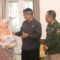 PEDULI : Bupati Sukabumi, Asep Japar saat membagikan bantuan paket sembako bergizi kepada keluarga berisiko stunting di Gedung Negara Pendopo Sukabumi, Jalan Raya Ahmad Yani, Kecamatan Warudoyong, Kota Sukabumi pada Selasa (24/06).(FOTO : UNTUK RADAR SUKABUMI)