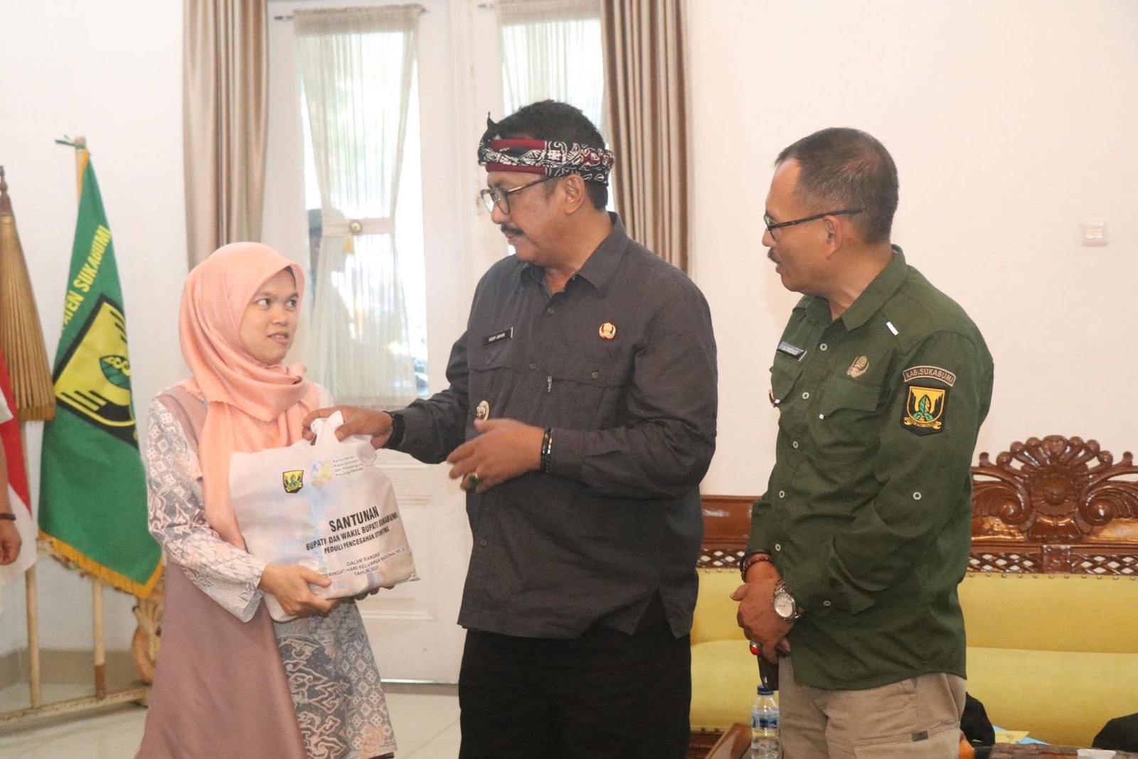 PEDULI : Bupati Sukabumi, Asep Japar saat membagikan bantuan paket sembako bergizi kepada keluarga berisiko stunting di Gedung Negara Pendopo Sukabumi, Jalan Raya Ahmad Yani, Kecamatan Warudoyong, Kota Sukabumi pada Selasa (24/06).(FOTO : UNTUK RADAR SUKABUMI)