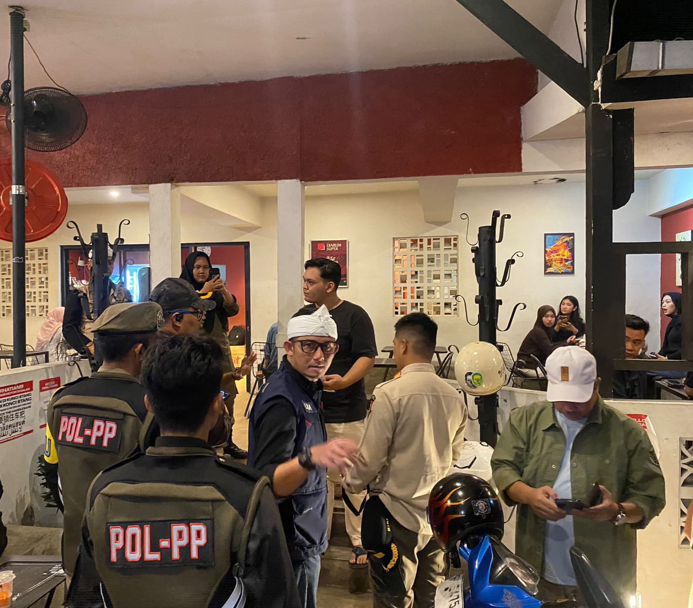 SOSIALISASI: Sejumlah personel Satpol PP dan petugas gabungan saat melakukan sosialisasi surat edaran Gubernur Jawa Barat yang mengatur larangan bagi anak-anak untuk berada di luar rumah pada pukul 20.00 hingga 4.00 WIB, belum lama ini.