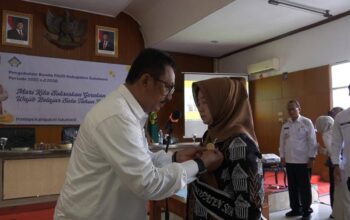 DIKUKUHKAN : Bupati Sukabumi, Asep Japar mengukuhkan kepengurusan Bunda PAUD Kabupaten Sukabumi periode 2025–2030 di Gedung Negara Pendopo Sukabumi, tepatnya di ruas Jalan Raya Ahmad Yani, Kecamatan Warudoyong, Kota Sukabumi pada Rabu (25/06).