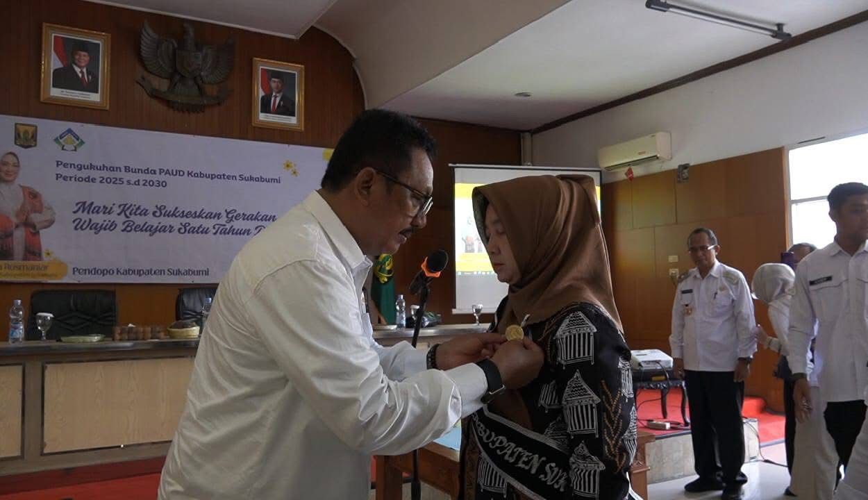 DIKUKUHKAN : Bupati Sukabumi, Asep Japar mengukuhkan kepengurusan Bunda PAUD Kabupaten Sukabumi periode 2025–2030 di Gedung Negara Pendopo Sukabumi, tepatnya di ruas Jalan Raya Ahmad Yani, Kecamatan Warudoyong, Kota Sukabumi pada Rabu (25/06).